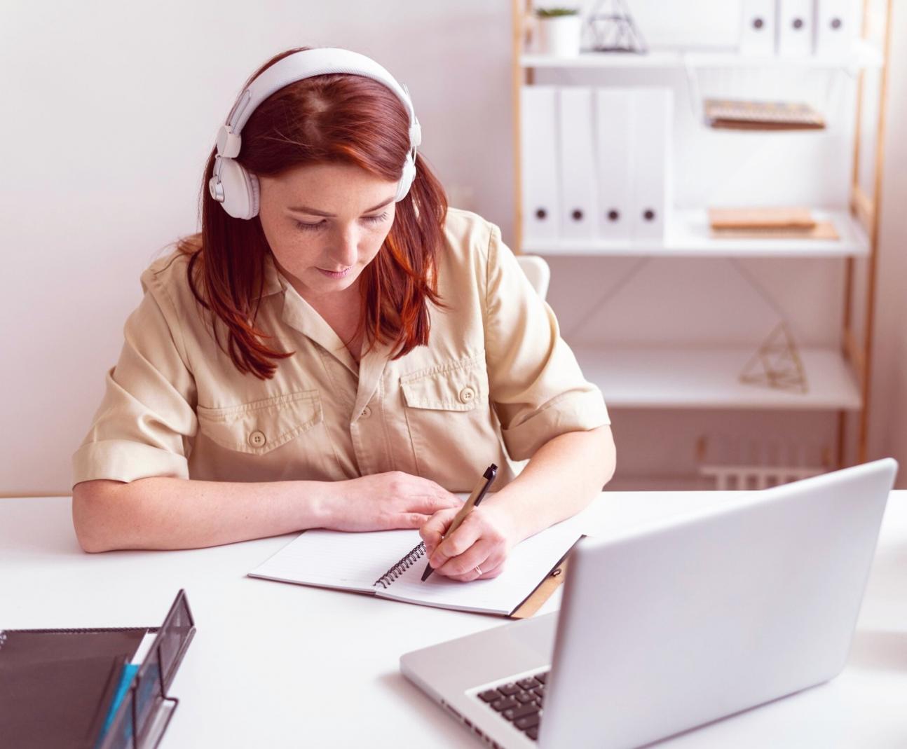 Analyse financière en contexte professionnel avec documents et graphiques