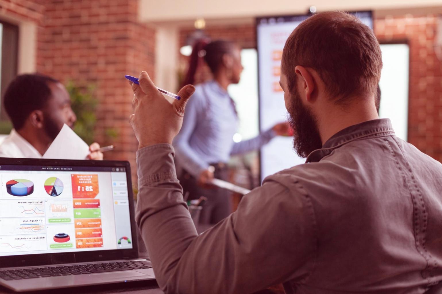 Analyse de données financières sectorielles sur écran