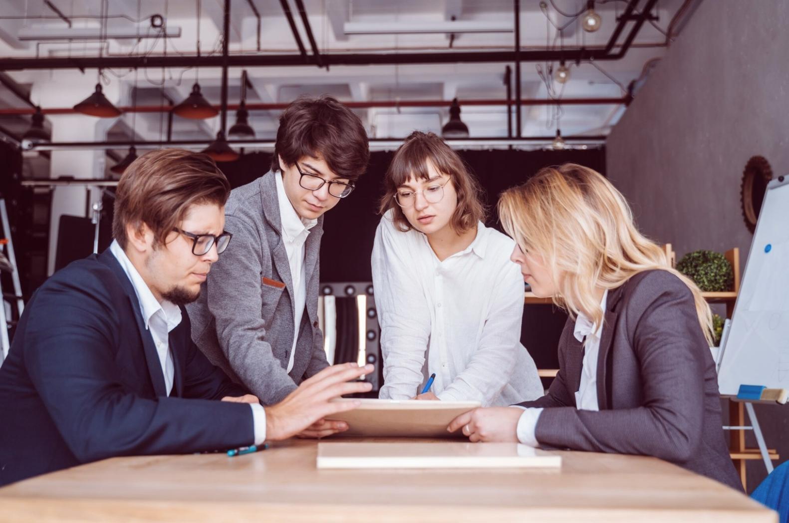 Espace de travail organisé avec lumière naturelle